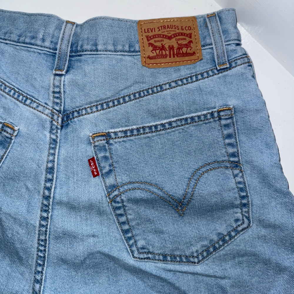 LEVI Mom Shorts